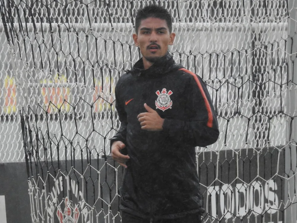 Fabricio Oya treina ao lado de profissionais, e Corinthians avalia promover jovens