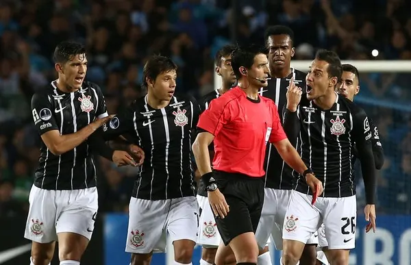 Conmebol denuncia quatro jogadores do Corinthians por confusão contra Racing