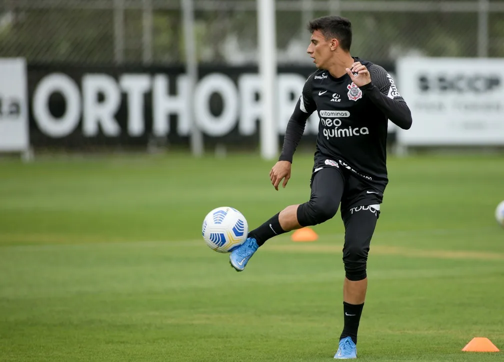 Sylvinho tieta Mantuan no Corinthians e barra saída do meia-atacante 