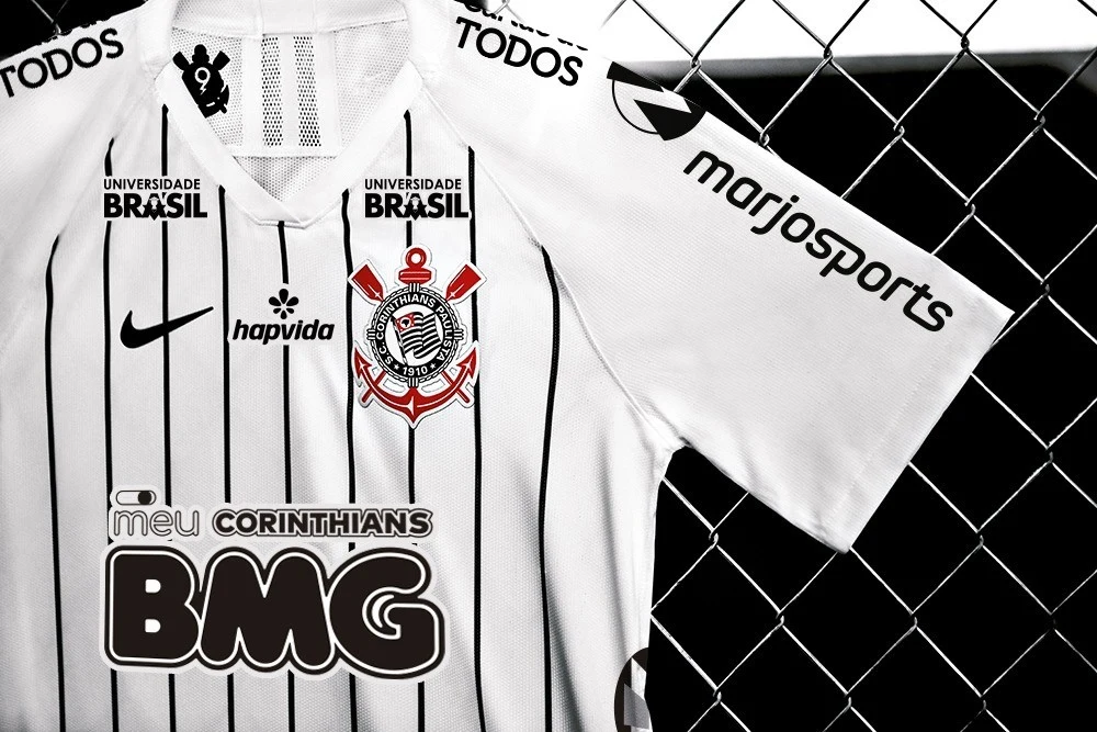 COMENTE: Corinthians lançará camisa com a logo dos patrocinadores em preto e branco. Você compraria?