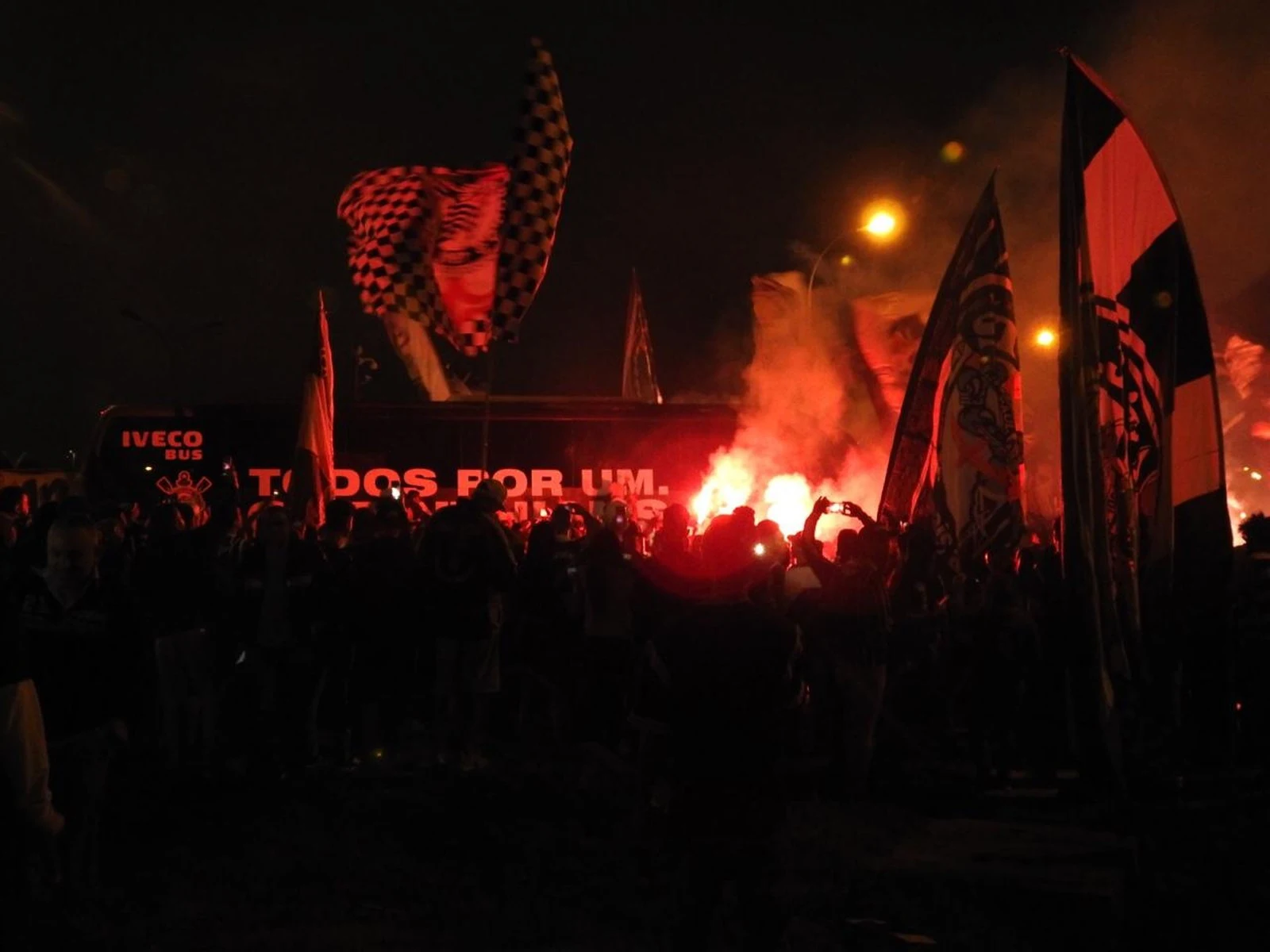 Corinthians embarca para o Rio de Janeiro com festa da torcida no aeroporto de Guarulhos