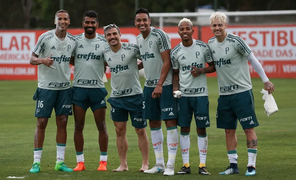 Aniversariante, Willian leva ovada depois de treino do Palmeiras; veja as fotos