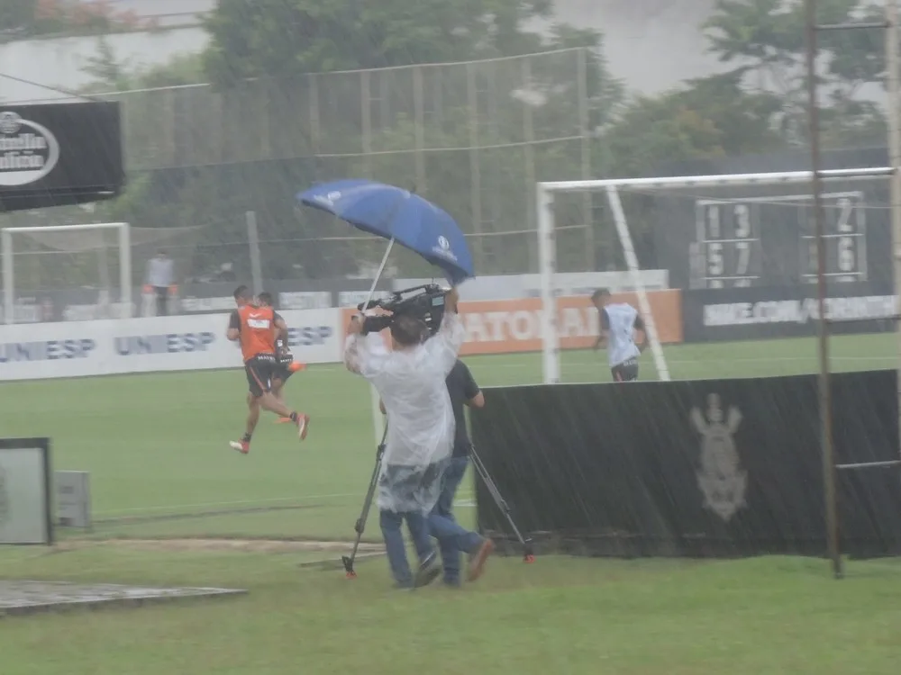 Chuva atrapalha treino de pênaltis do Coringão