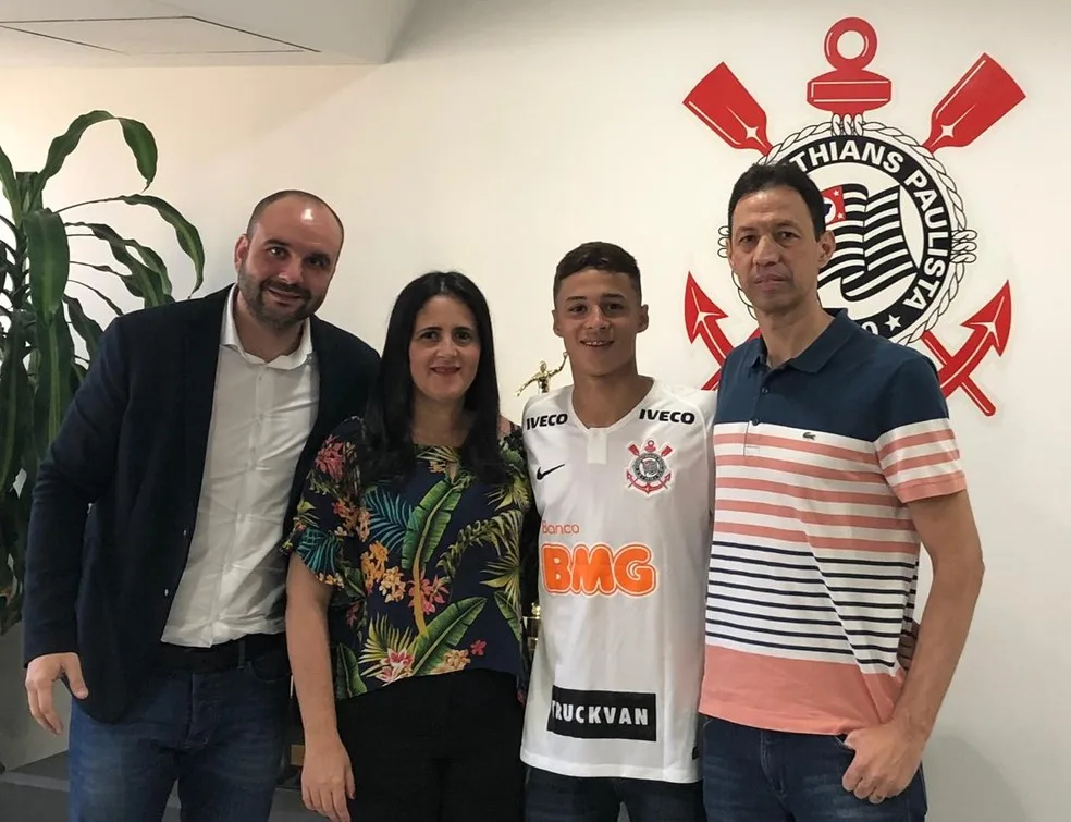 Corinthians renova com promessa da base e estipula multa de R$ 220 milhões