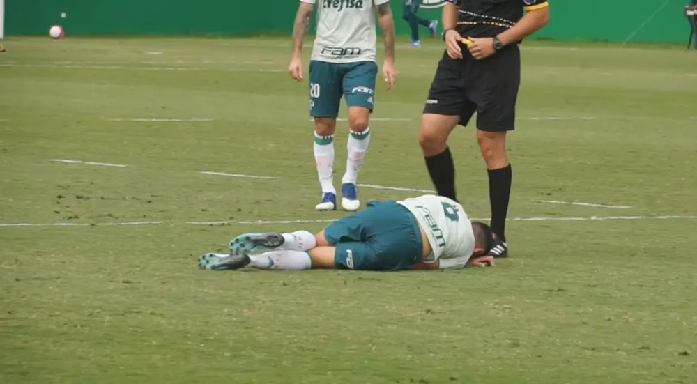 Diogo Barbosa deixa jogo-treino do Palmeiras com dores no tornozelo