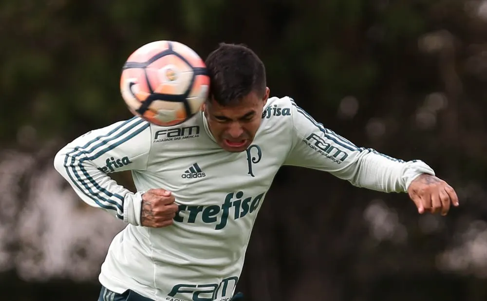  Em treino, Dudu conversa com Galiotte, Mattos e Cuca, que nega transferência