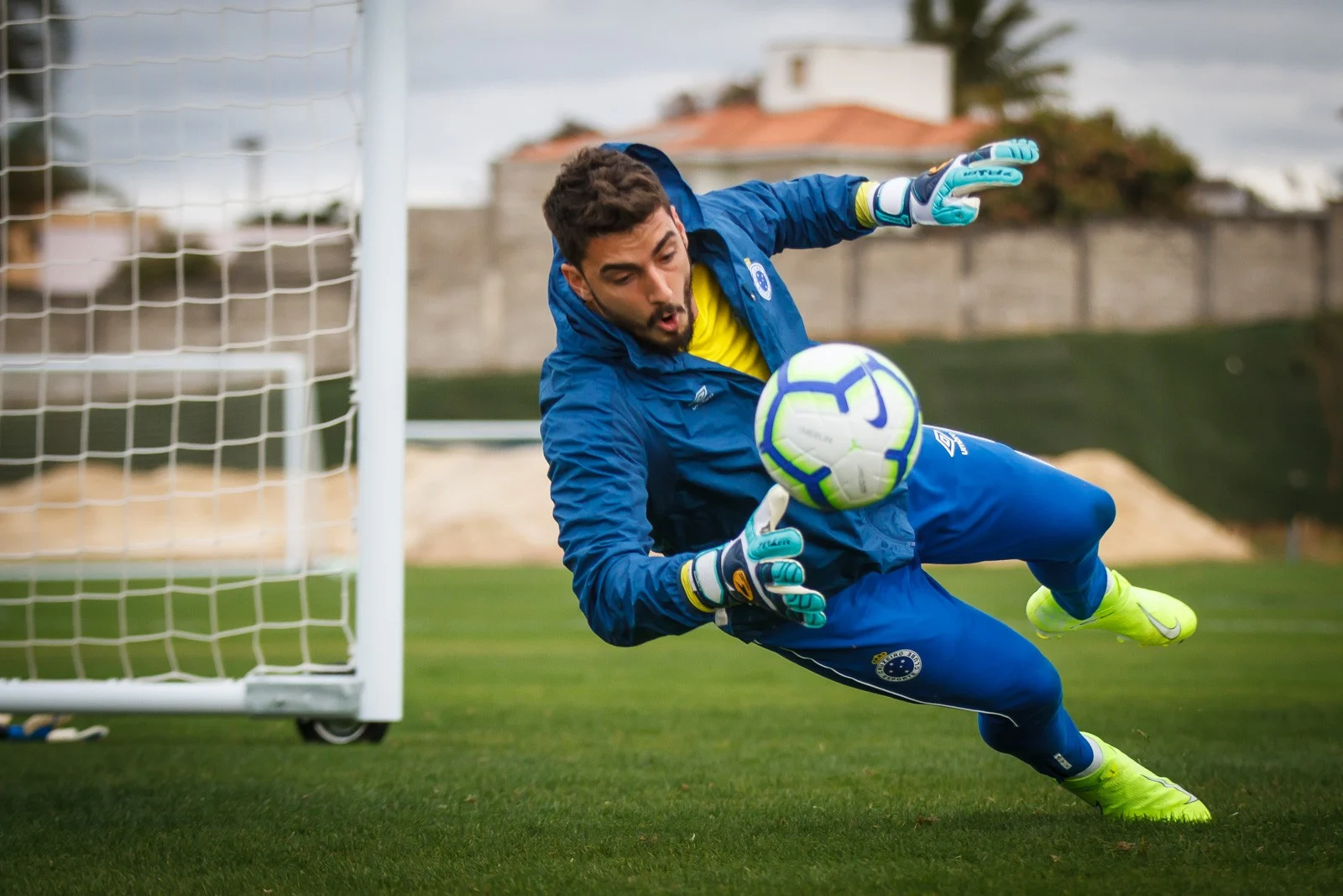 Palmeiras monitora situação de goleiro do Cruzeiro que tenta rescisão na Justiça