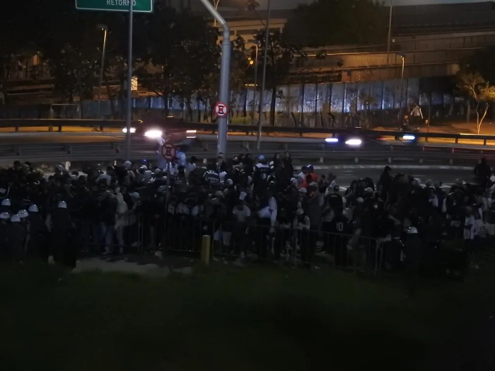 Torcedores do Corinthians protestam fora da Arena após queda para o Palmeiras no Paulista