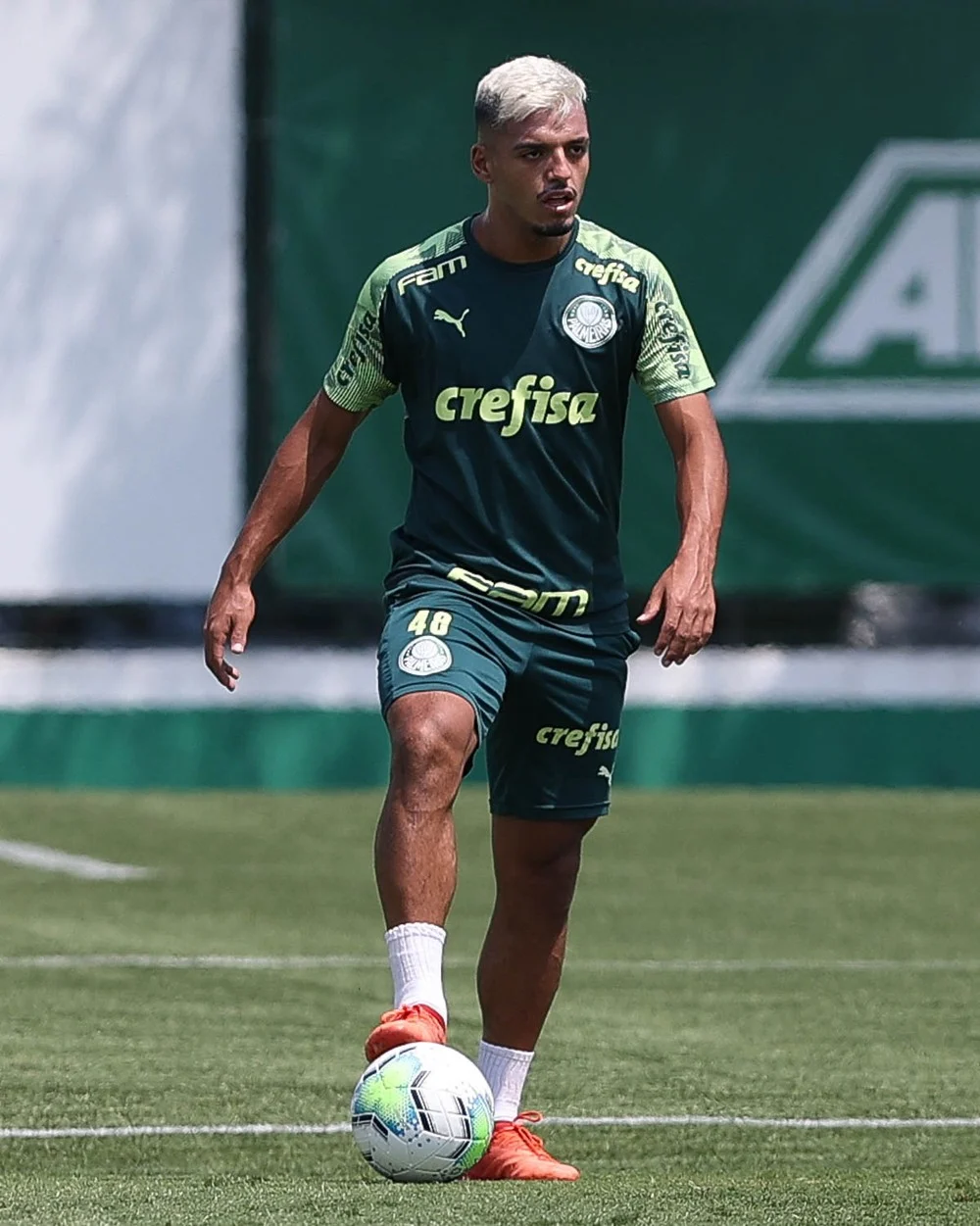 Gabriel Menino se recupera de lesão, treina no Palmeiras e é opção para final da Copa do Brasil