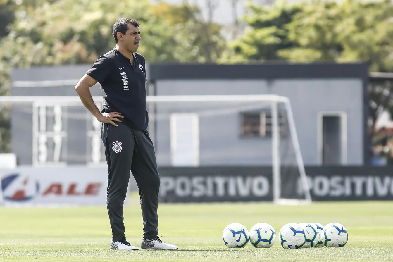 Carille planeja assistir partidas europeias para melhorar táticas 