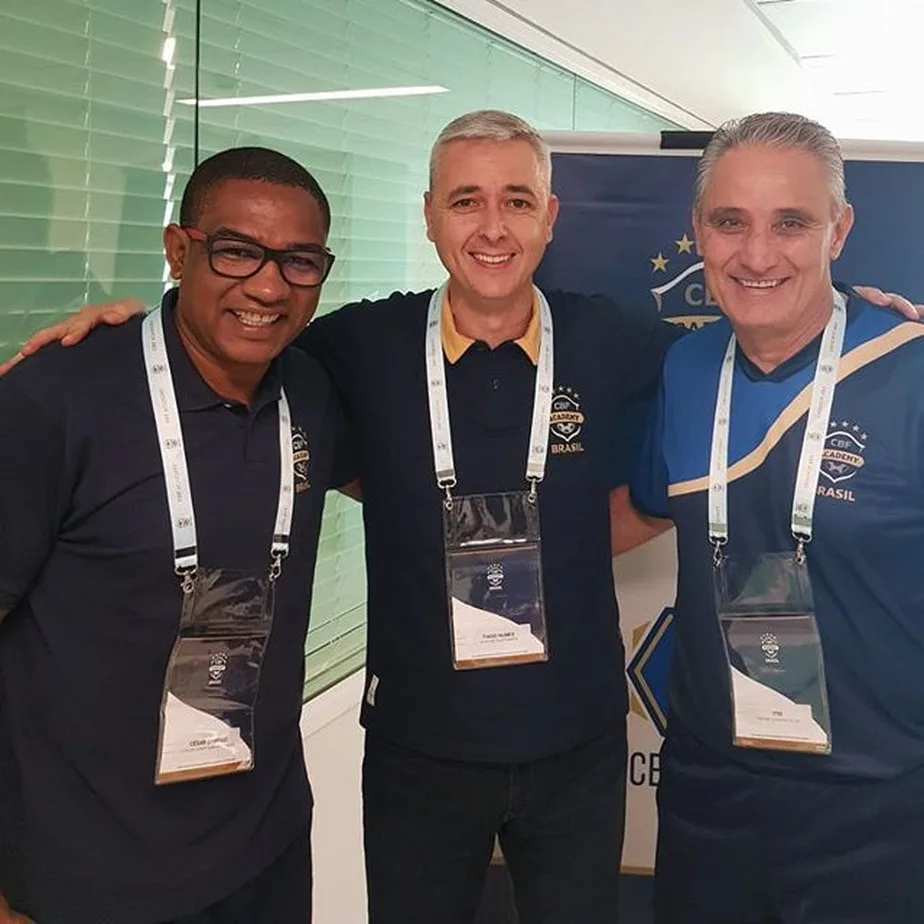 Tiago Nunes aparece em foto ao lado de Tite em curso da CBF