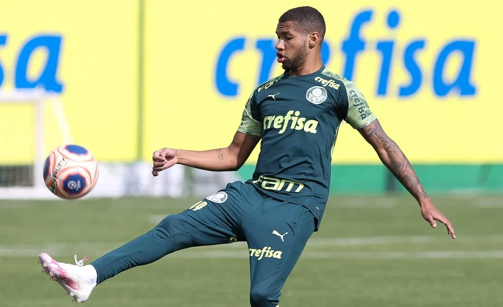 Wesley vê “momento de turbulência” no Palmeiras e duelo aberto com Bragantino