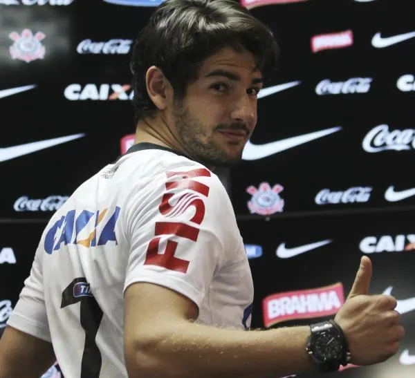 Corinthians gasta em 18 contratações o mesmo valor que gastou na contratação de Alexandre Pato