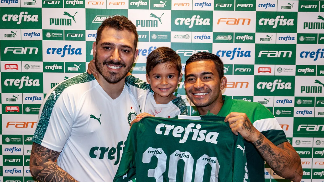 Dudu 300 jogos: em noite memorável, ídolo presenteia e emociona sócios Avanti com camisa personalizada