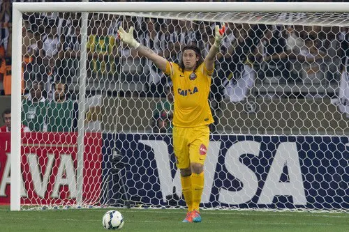 Cássio tentou bater em Luciano após eliminação na Copa do Brasil