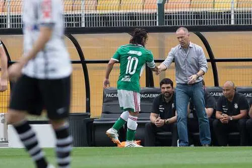 Bastidores do clássico: Timão perde bicho e Valdivia arranca aplausos de opositores