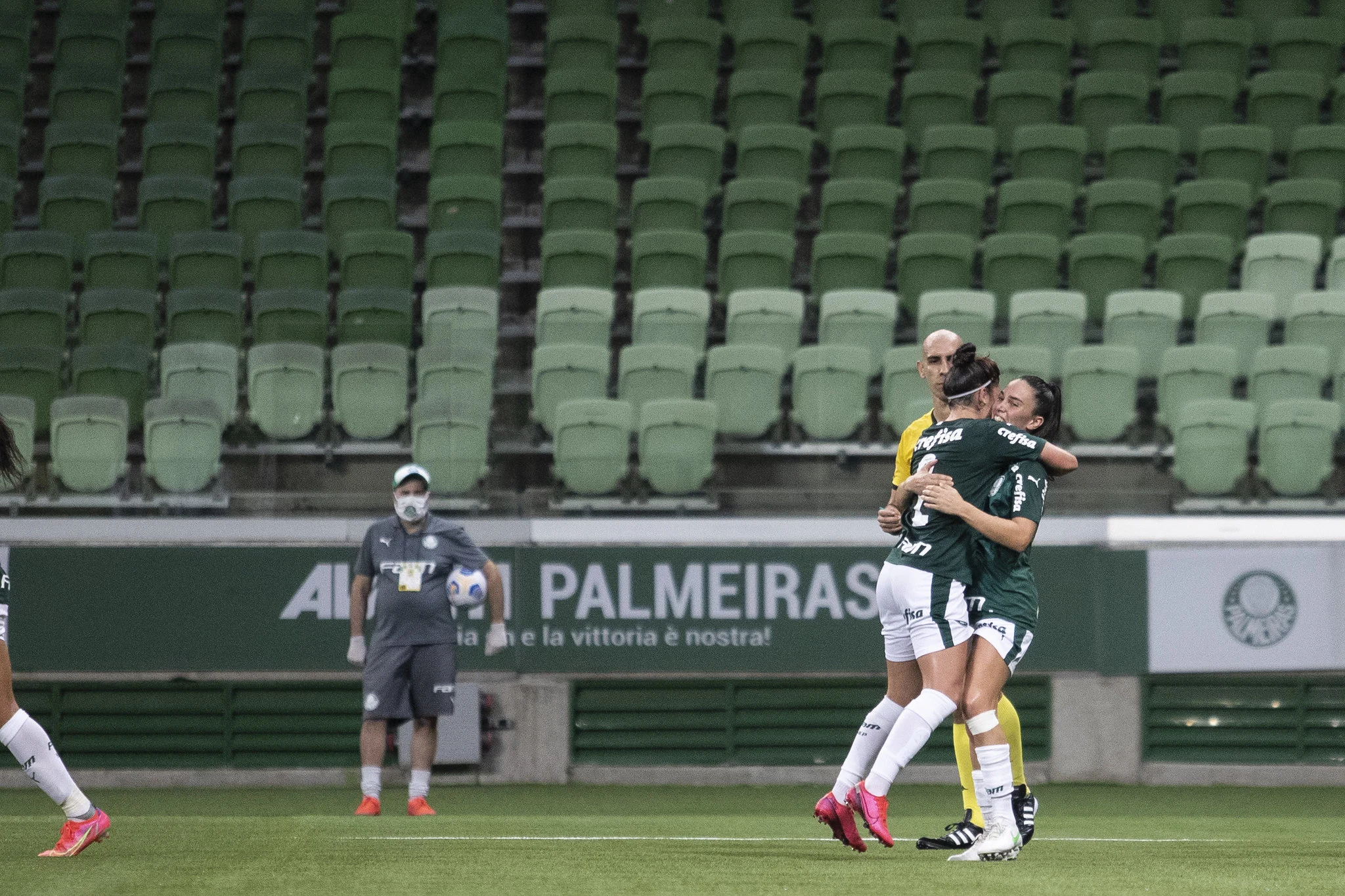 Com dois de Agustina, Palmeiras vence o Grêmio e assume liderança no Brasileirão Feminino