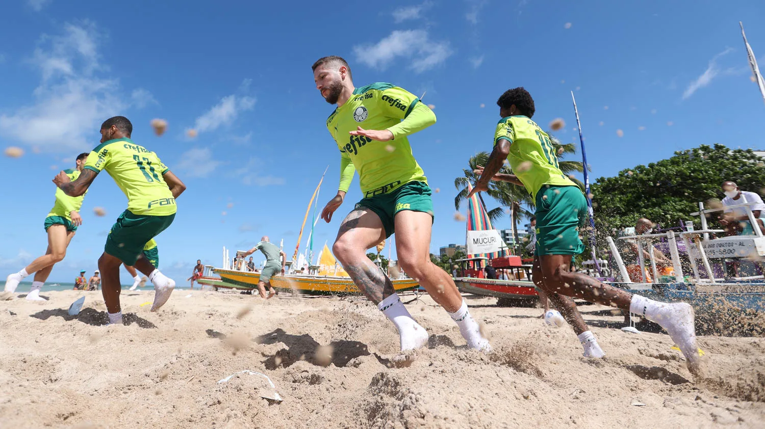 Após vitória pela Copa do Brasil, elenco do Palmeiras faz treino em praia de Maceió