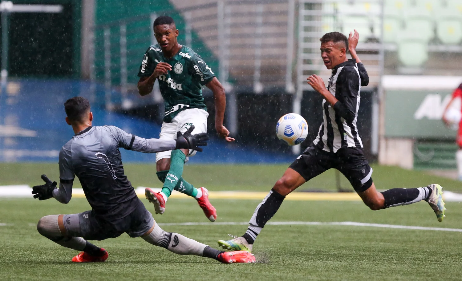 No Allianz, Palmeiras busca virada contra o Internacional buscando vaga na semifinal do Brasileiro Sub-20