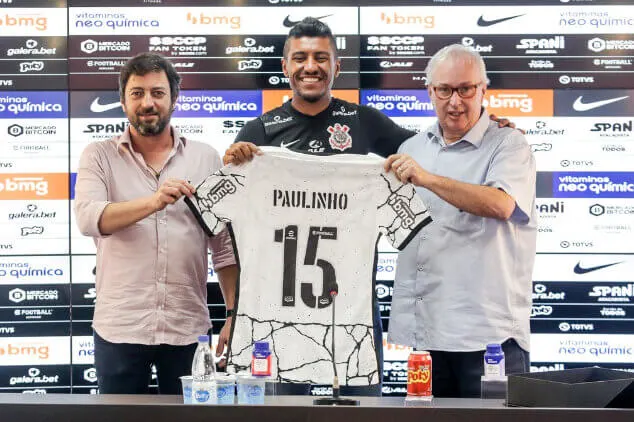 Empresa que irá “bancar” Paulinho atrasa pagamento ao Corinthians