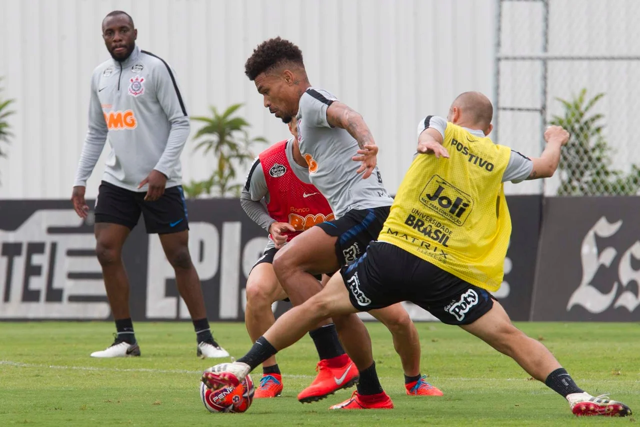 Direto do CT: Carille comanda treino coletivo antes de final