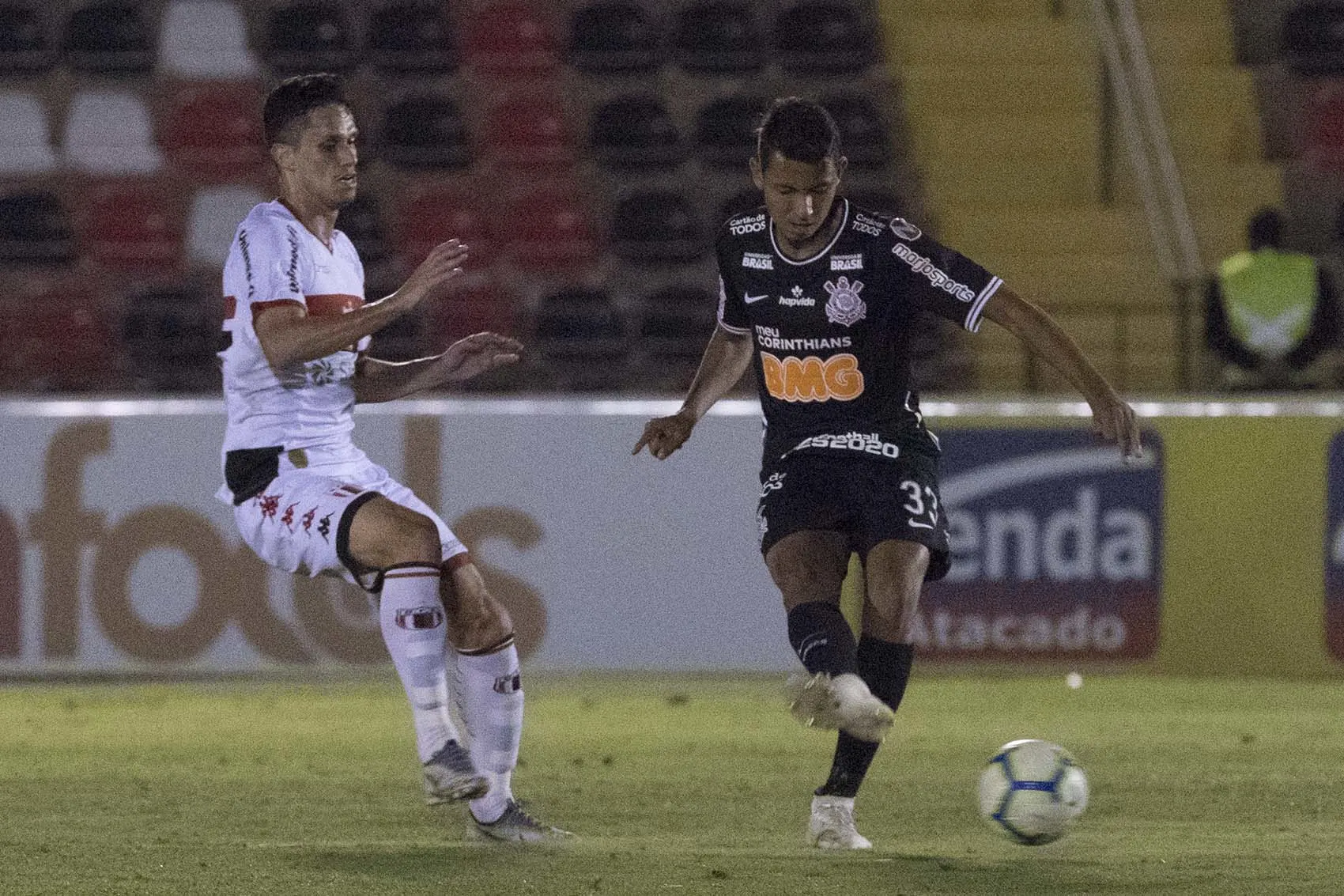 Zagueiro da base se torna o mais jovem a atuar com a camisa do Corinthians