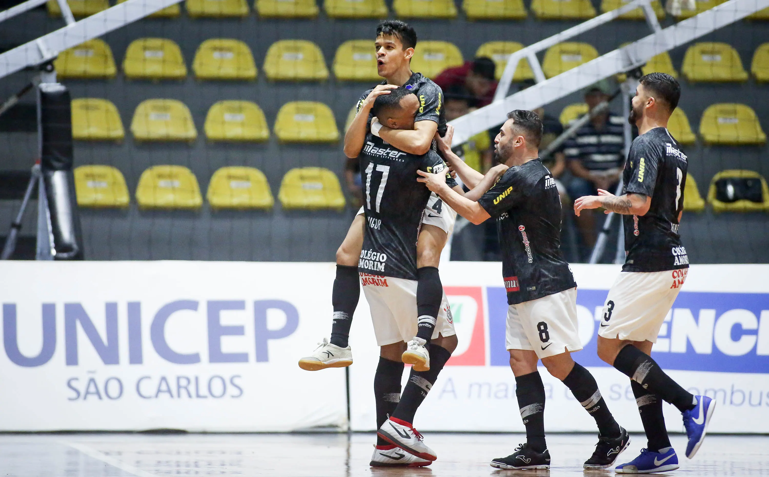 Corinthians vence jogo emocionante da Liga Nacional de Futsal e se mantém na liderança