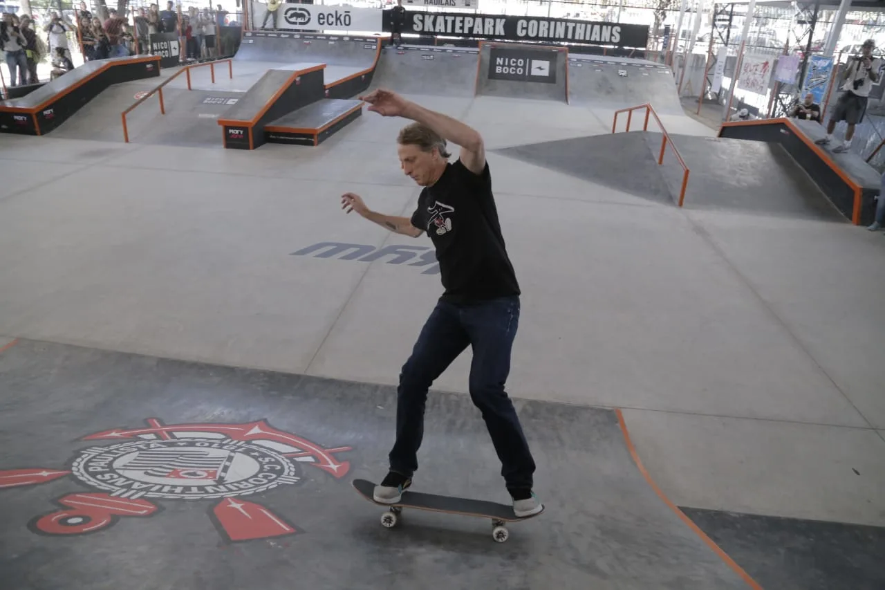 Lenda do esporte, Tony Hawk visita o Corinthians e anda de skate na pista do Parque São Jorge