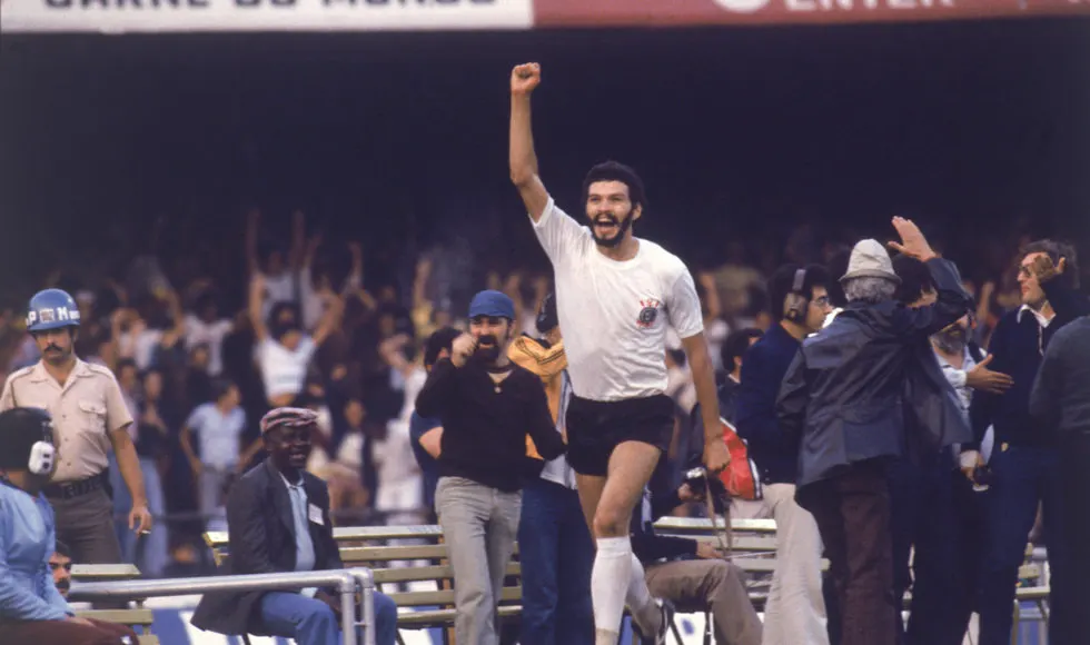 Há 41 anos, ídolo Sócrates estreava pelo Corinthians