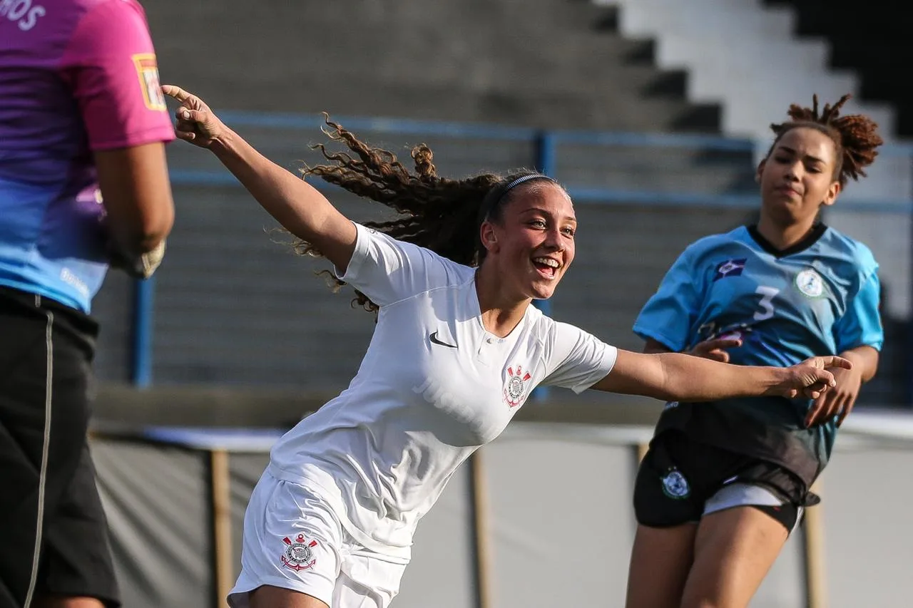 Autora de cinco gols na estreia do Campeonato Paulista Sub-17, Kamile revela: “Comecei a chorar de alegria”