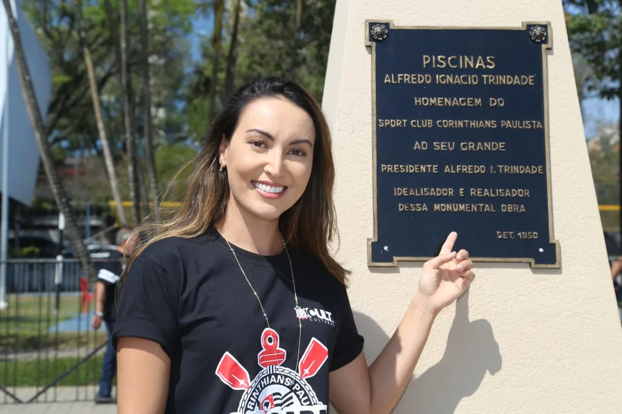 Poliana Okimoto se junta à ídolos históricos na Calçada da Fama do Corinthians