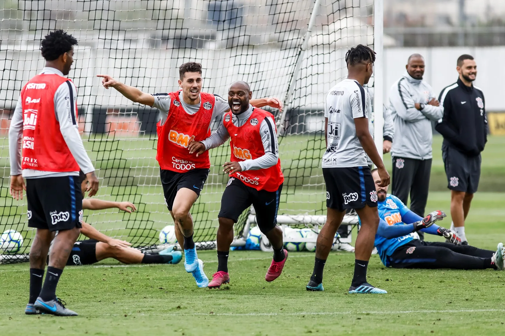 Carille dá atenção especial para defesa no treinamento de hoje