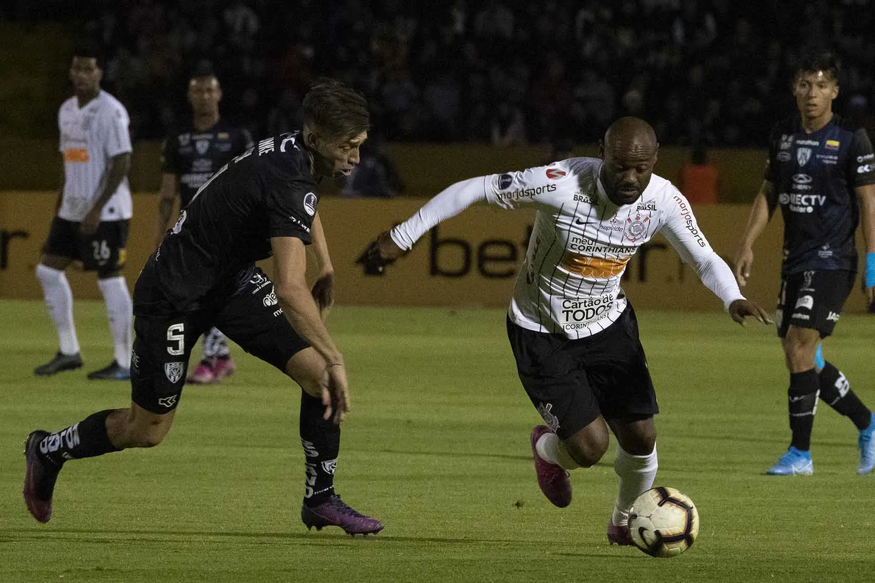 Carille e Vagner Love comentam sobre a eliminação do Corinthians na Sul-Americana