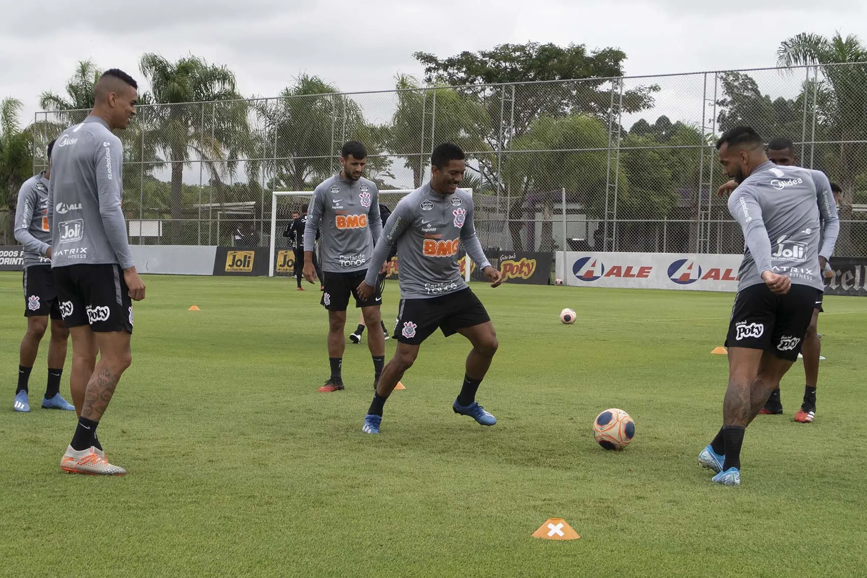 Corinthians se reapresenta no CT e realiza treino coletivo