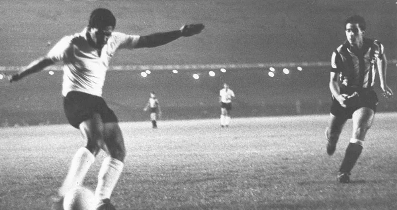 Há 54 anos, Garrincha marcava primeiro gol pelo Corinthians