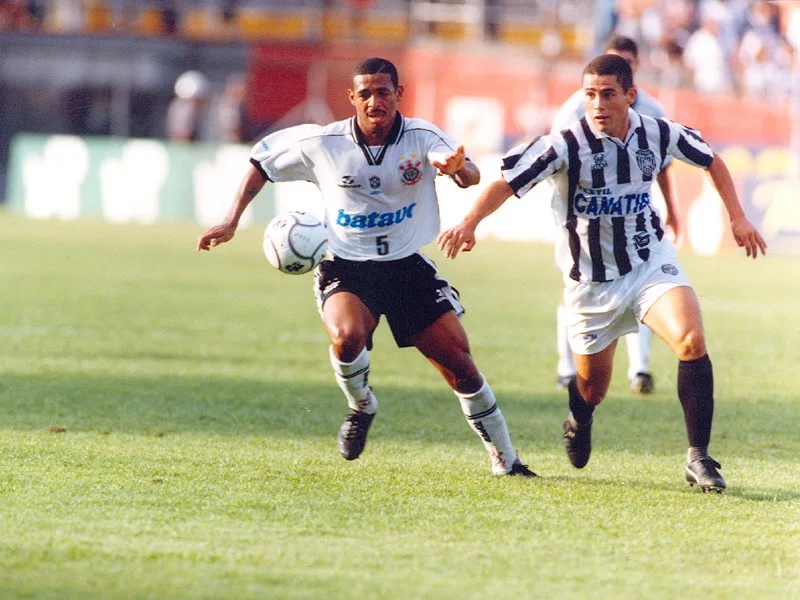 Há 18 anos, Vampeta marcava seu último gol pelo Corinthians