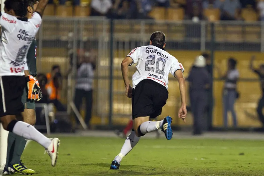 Há 8 anos Corinthians derrotava o Cruz Azul no Pacaembu e assumia a liderança do grupo