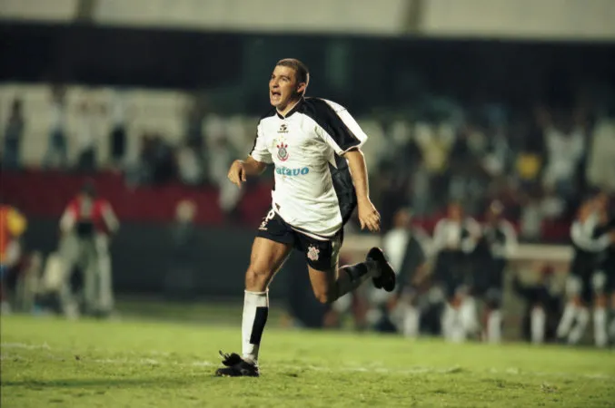 Há 21 anos, Luizão estreava de forma oficial pelo Corinthians e marcava quatro gols