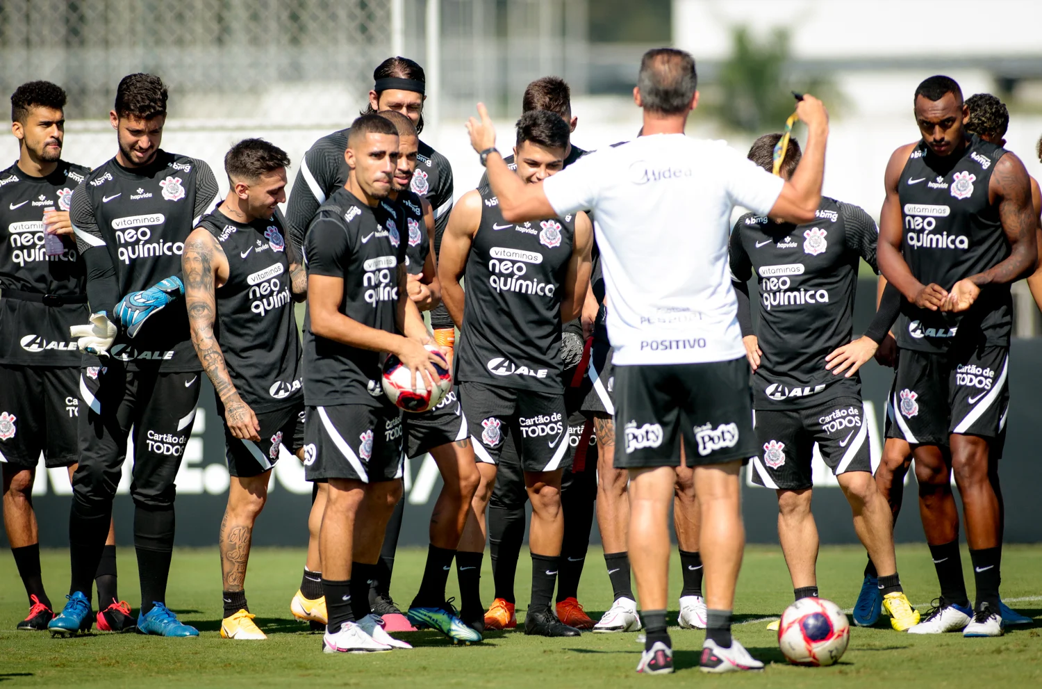 Em dia de dois períodos, Vagner Mancini comanda treinos diversificados no Timão