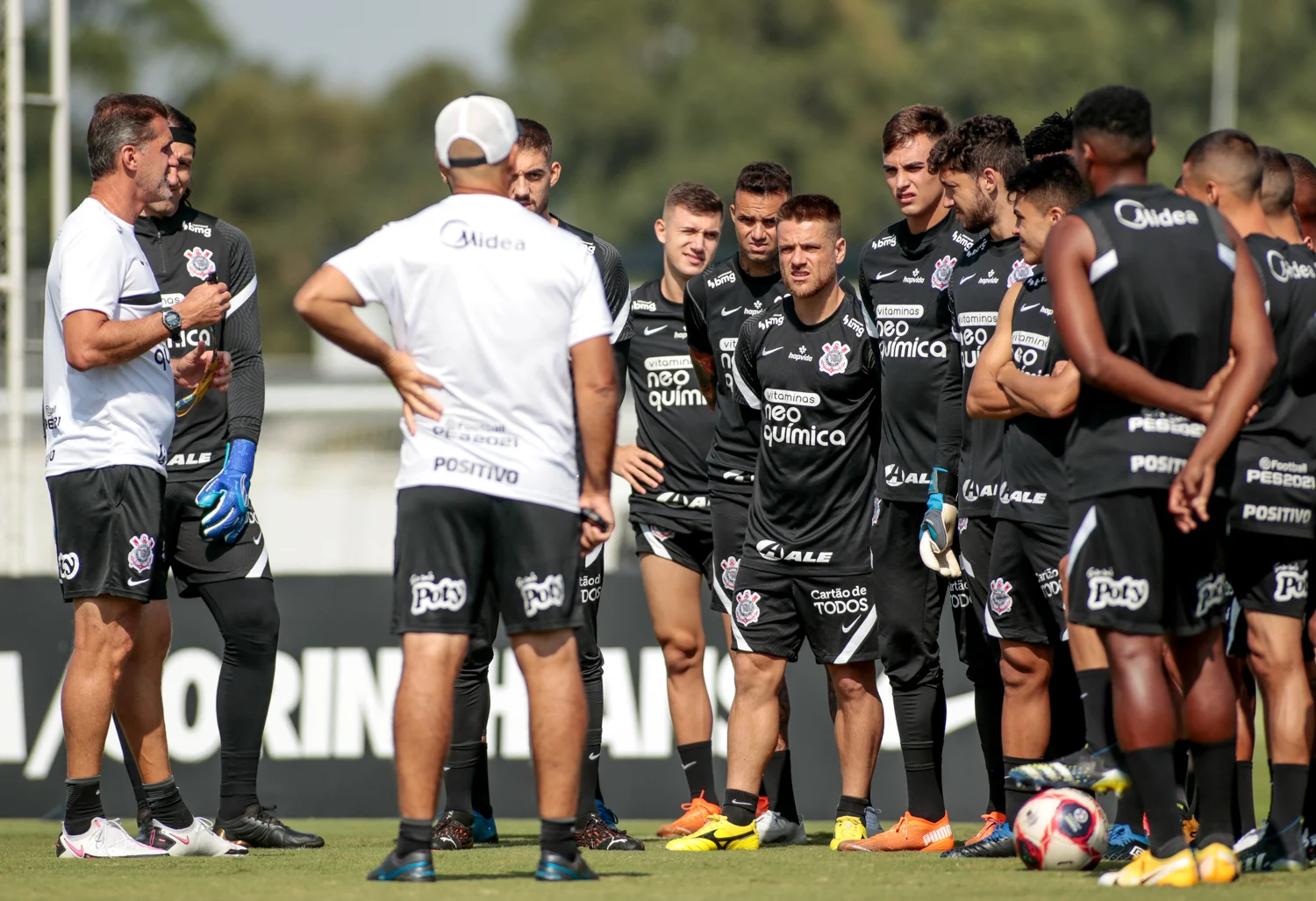 Corinthians encerra semana de treinos com coletivo no CT Joaquim Grava