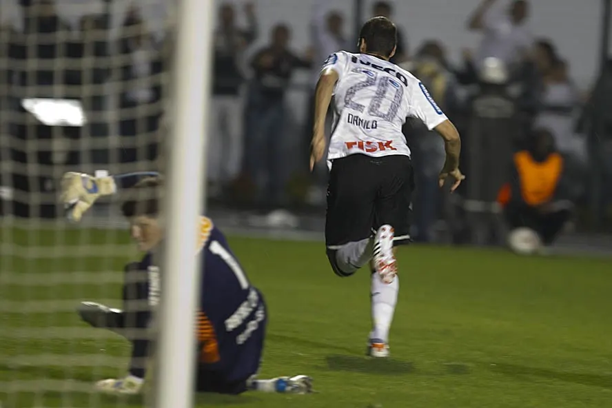 Nove anos atrás, Corinthians se classificava para a final da Libertadores no Pacaembu