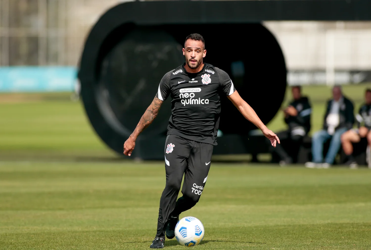 Renato Augusto faz primeiro treino com grupo 