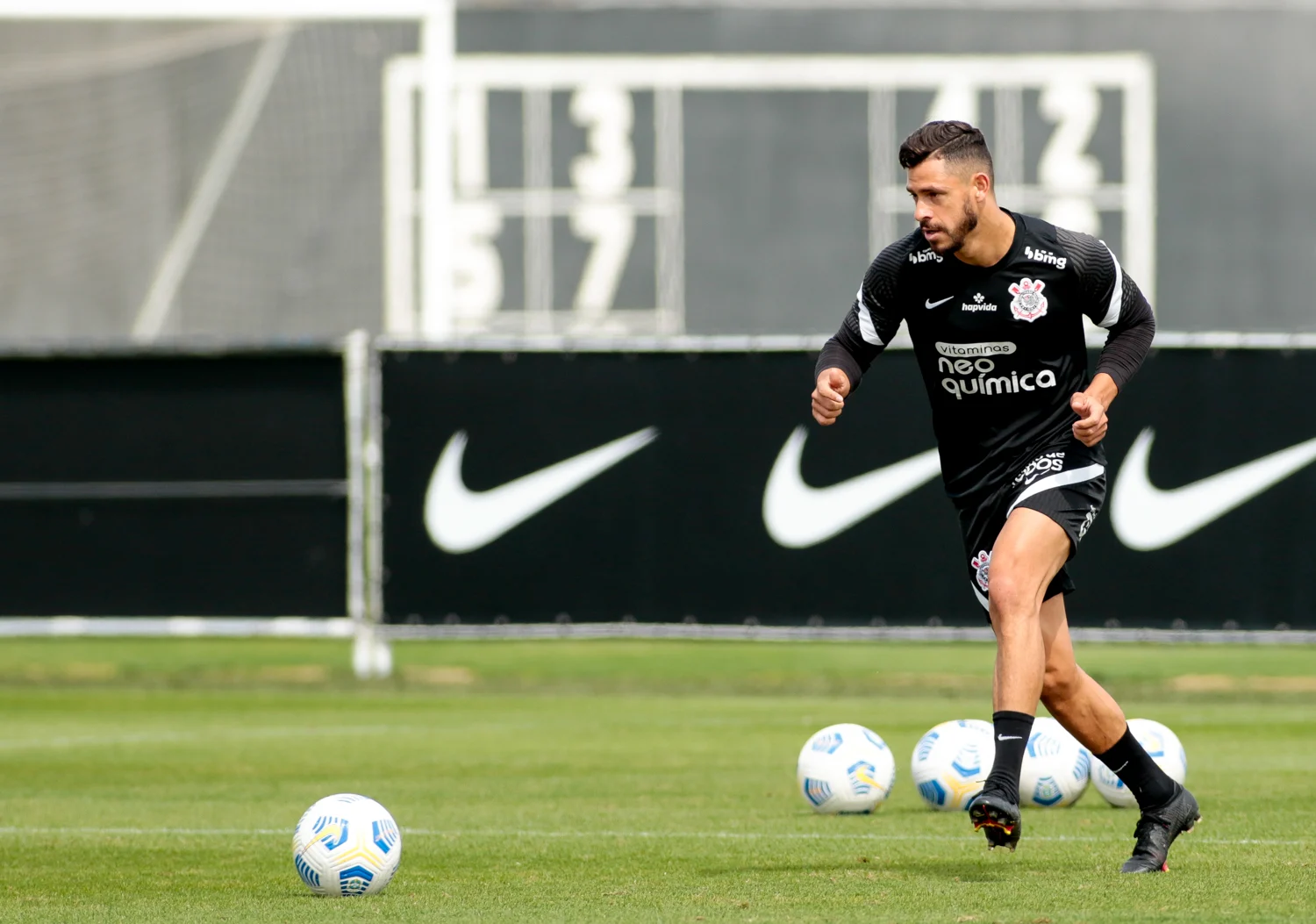 Timão faz ajustes táticos antes de clássico contra Santos