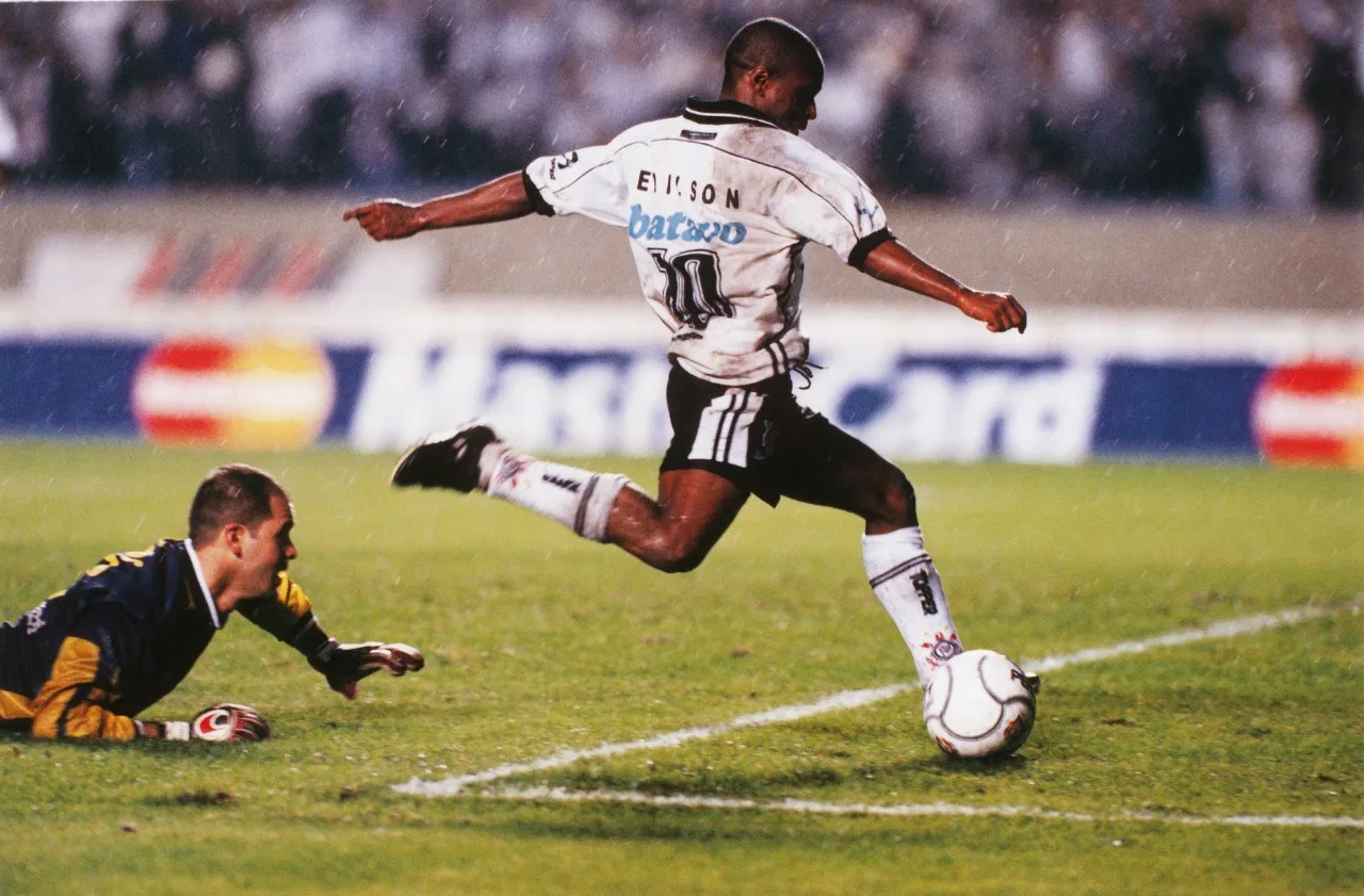 Nesta sexta-feira (17), ídolo do Corinthians, Edílson completa 51 anos