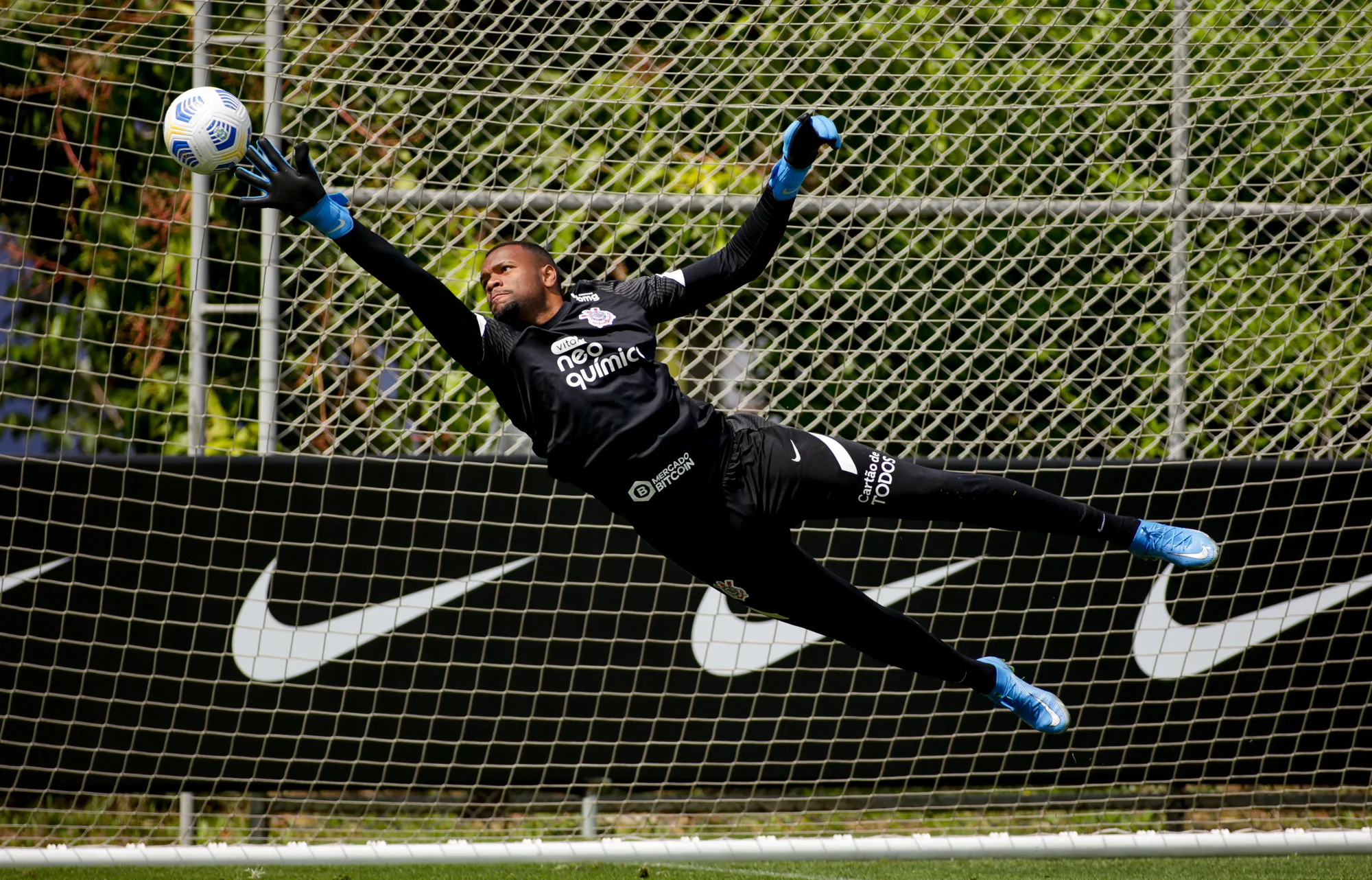 Goleiro mais alto do Timão, Carlos Miguel completa 23 anos neste sábado (09)