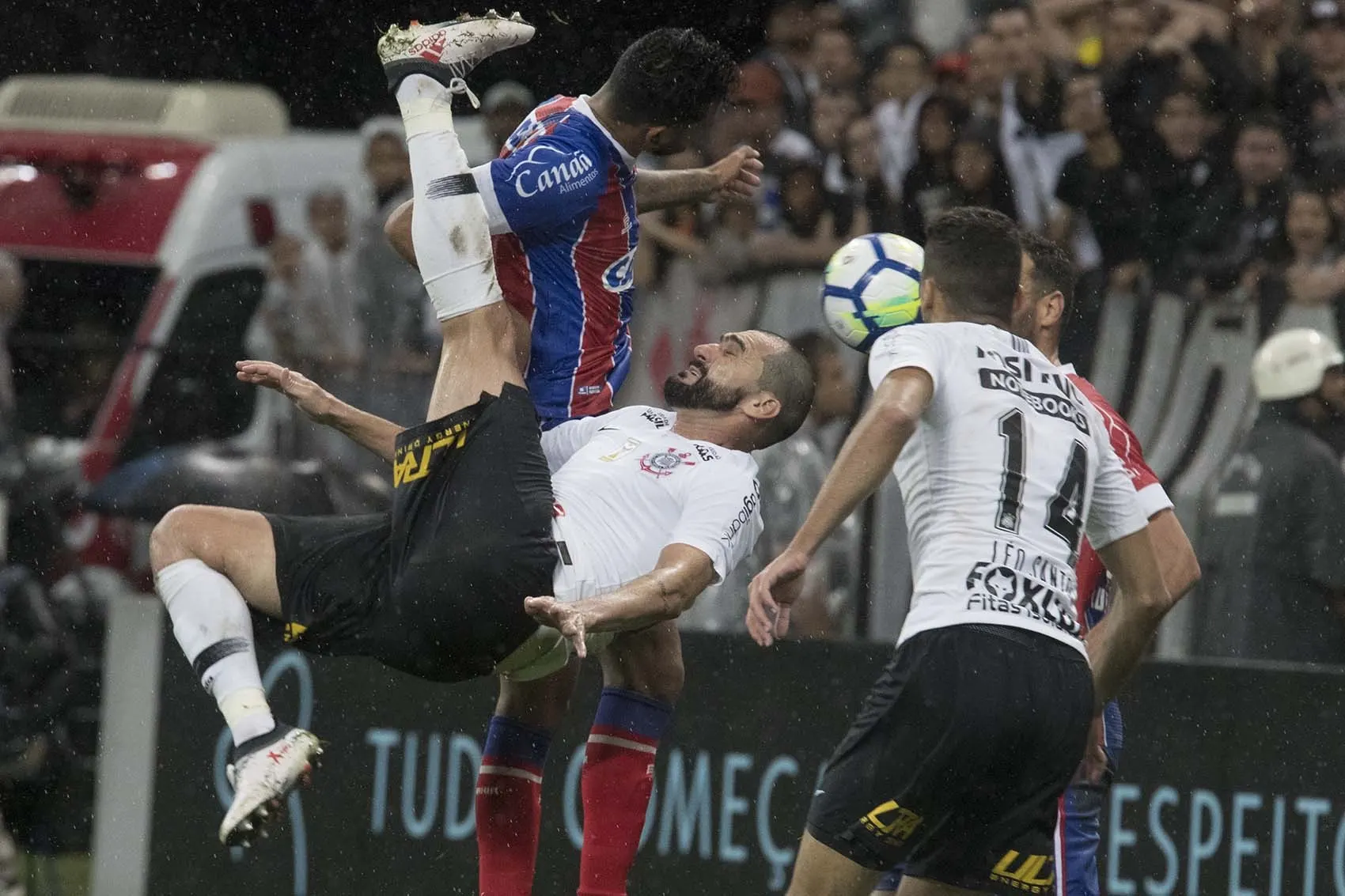 Três anos atrás, Danilo marcava seus últimos dois gols com a camisa do Corinthians