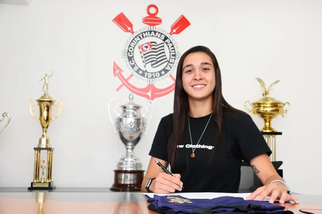 Zagueira Andressa é o terceiro reforço do Corinthians para 2022