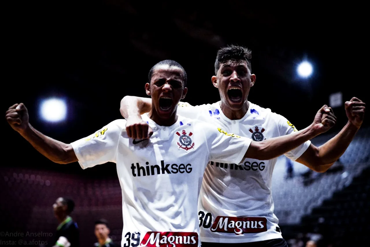 Corinthians acerta renovações de sete promessas do futsal