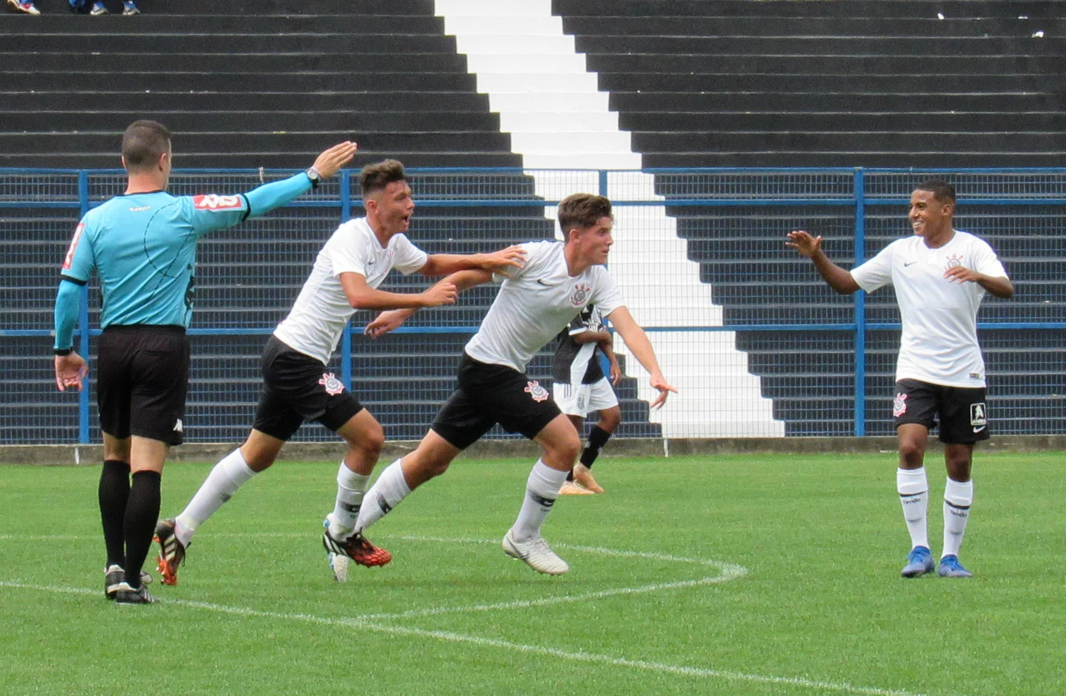 Corinthians bate a Ponte Preta e está nas quartas do Paulistão Sub-15