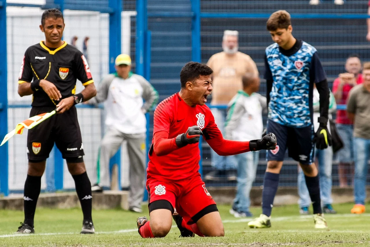 Corinthians empata com Desportivo Brasil, vence nos pênaltis e avança à semifinal